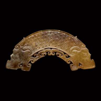 View full screen - View 1 of Lot 6. A yellow jade 'dragon' pendant, heng Warring States Period | 戰國 黃玉穀紋雙龍首珩 .