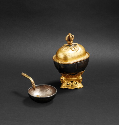 View full screen - View 1 of Lot 24. Kapala et cuillère rituelle en alliage de cuivre doré et argenté Tibet, XVIIIE-XIXE siècle | 西藏 十八至十九世紀 鎏金銅合金及鎏銀銅合金嘎巴拉盌及勺 | A gilt and silver copper-alloy kapala and ritual spoon, Tibet, 18th-19th century .