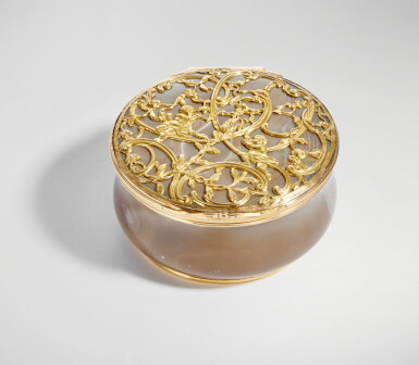 View full screen - View 1 of Lot 713. A Hardstone Snuff Box with Two-Color Gold Mounts, Probably English, 19th Century with Earlier Elements .
