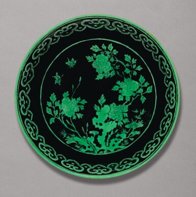 View full screen - View 1 of Lot 37. A BLACK-GROUND GREEN-ENAMELLED 'BUTTERFLY AND FLOWER' DISH, QIANLONG SEAL MARK AND PERIOD | 清乾隆 墨地綠彩蝶戀花紋盤 《大清乾隆年製》款.
