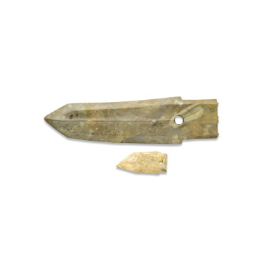 View full screen - View 1 of Lot 227. Two archaic jade ceremonial blades (Ge), Shang dynasty | 商 玉戈一組兩件.