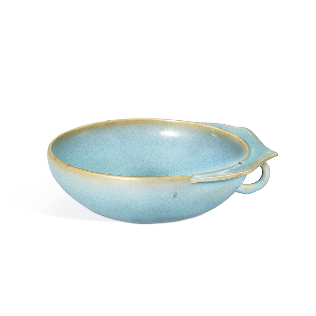 Voir en plein écran - Voir 1 du lot 3666. A Junyao blue-glazed handled washer, Song dynasty | 宋 鈞窰天藍釉板沿洗.