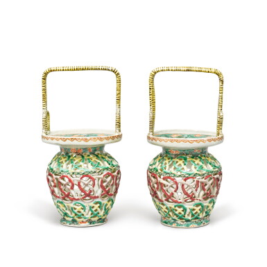 View full screen - View 1 of Lot 660. An unusual pair of famille-verte openwork baskets, Qing dynasty, Kangxi Period | 清康熙 五彩透雕花籃一對.