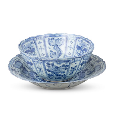 View full screen - View 1 of Lot 4. A Kraak punch bowl and a large Kraak charger, Ming dynasty, 16th century | 明十六世紀 克拉克青花花卉紋大盌及大盤一組兩件.