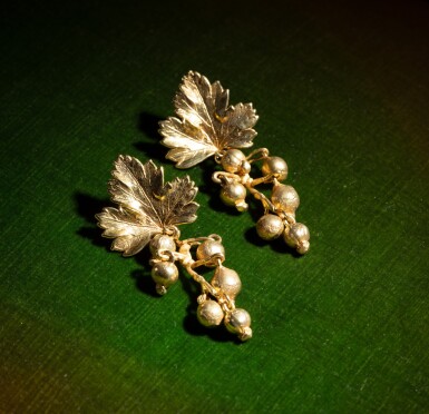 View full screen - View 1 of Lot 39. Paire de boucles d'oreilles Groseille.