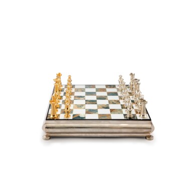 View full screen - View 1 of Lot 37. A hardstone, silver and silver-gilt chess set, Vasari & Danesin, Milan, moderne | Jeu d'échecs en pierre dure, argent et vermeil par Vasari & Danesin, Milan, moderne.