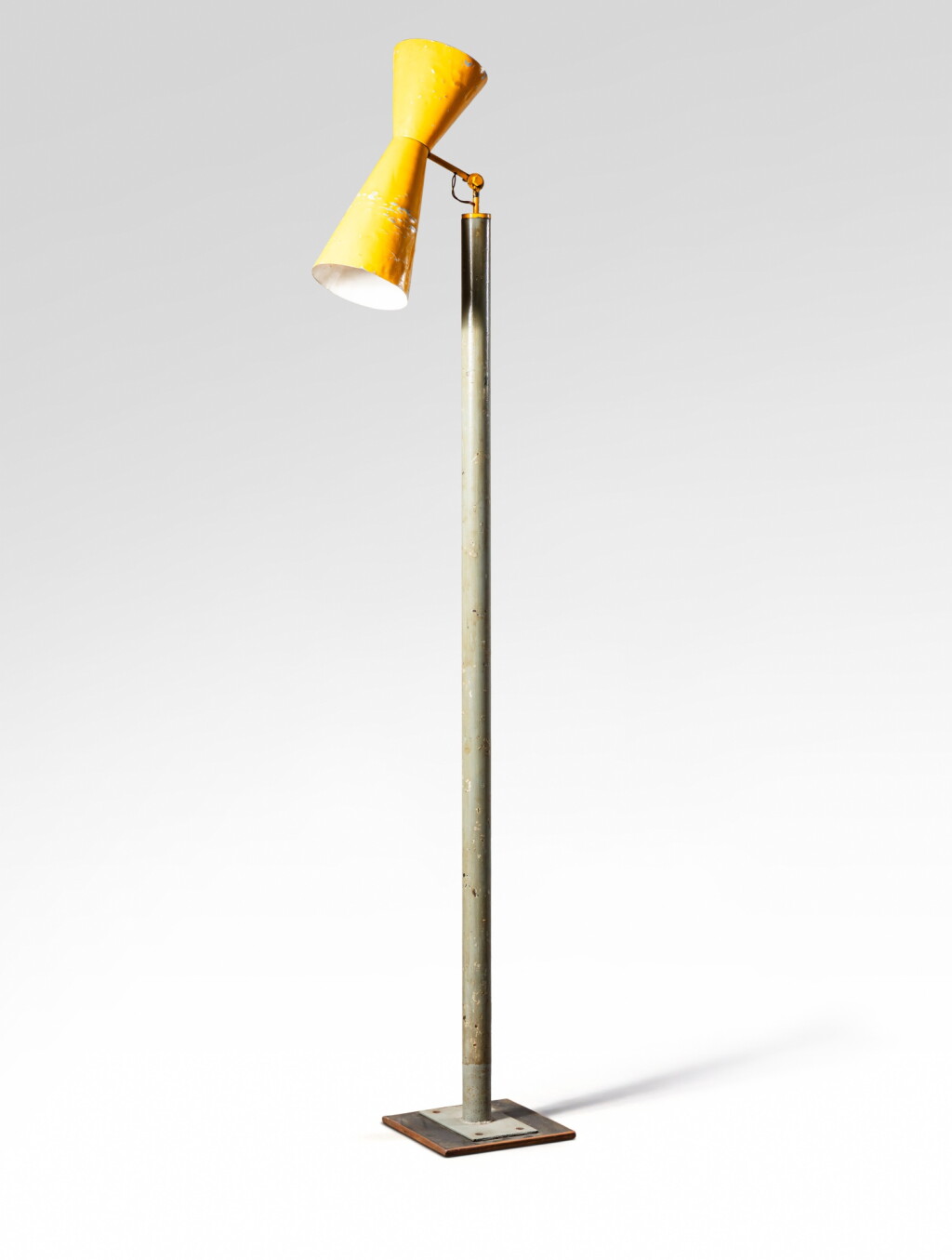 全萤幕检视 - 查看94Lampadaire dit Diabolo, modèle LC VII的1