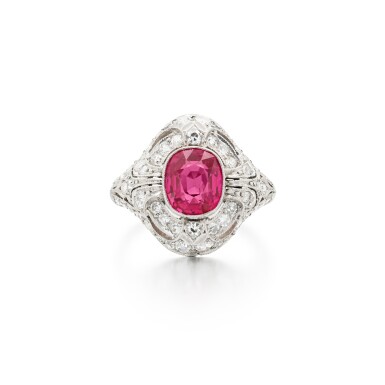 View full screen - View 1 of Lot 39. Bague rubis et diamants | Ruby and diamond ring.