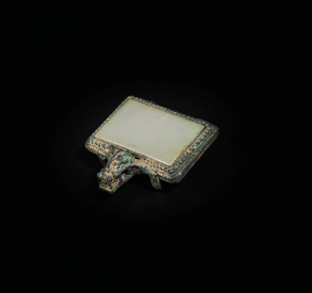 View full screen - View 1 of Lot 261. A rare jade-inset gilt-bronze belt buckle, Song dynasty | 宋 銅鎏金嵌青白玉帶扣 .