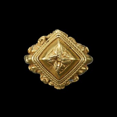 View full screen - View 1 of Lot 1068. A gold ring with diamond bezel repoussé crowned with flowers Java, Indonesia, 7th-12th century | 印尼爪哇 七至十二世紀 花冠鑽石紋金戒指.