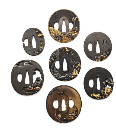 View full screen - View 1 of Lot 117. ESEMBLE DE VINGT-SIX TSUBA EN ALLIAGES DE MÉTAUX INCRUSTÉS JAPON, ÉPOQUES EDO ET MEIJI | 日本 江戶至明治時期 金屬劍鍔一組二十六件 | A group of twenty-six inlaid soft metals tsuba, Japan, Edo and Meiji periods.
