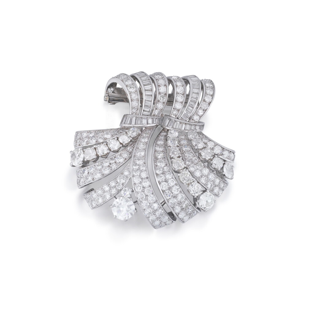 View full screen - View 1 of Lot 25. Broche double-clip diamants | Diamond double clip-brooch.