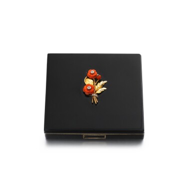 View full screen - View 1 of Lot 102. Poudrier laque et corail | Lacquer and coral powder compact.