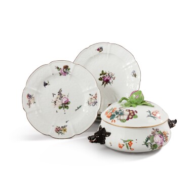 View full screen - View 1 of Lot 1109. A Meissen porcelain covered tureen and five dinner plates, circa 1745 | Terrine couverte et cinq assiettes en porcelaine de Meissen, vers 1745.