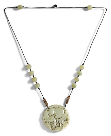 View full screen - View 1 of Lot 373. A CELADON JADE 'PEACH AND BAT' RETICULATED PLAQUE LATE QING DYNASTY | 晚清 青玉鏤雕福壽雙全珮.