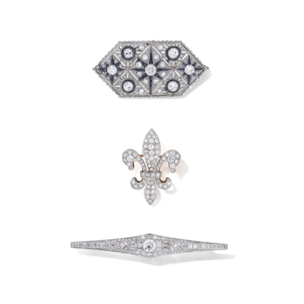 View full screen - View 1 of Lot 328. Trois broches | Three brooches.