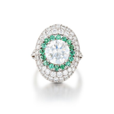 View full screen - View 1 of Lot 869. Bague diamants et émeraudes | Diamond and emerald ring.