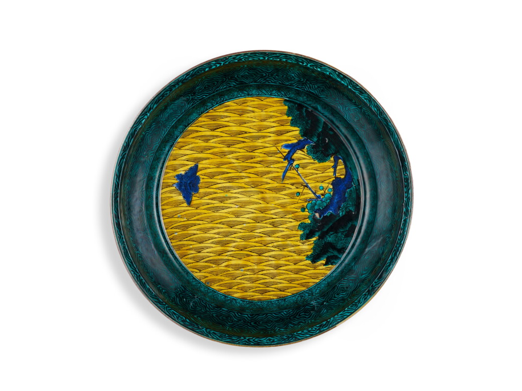 View full screen - View 1 of Lot 1061. A large Aode Kutani dish, Arita ware, Hizen, Edo period, circa 1640-50 | 色絵竹梅鶯蝶文大皿 肥前 有田窯 古九谷様式 江戸時代 17世紀中期.
