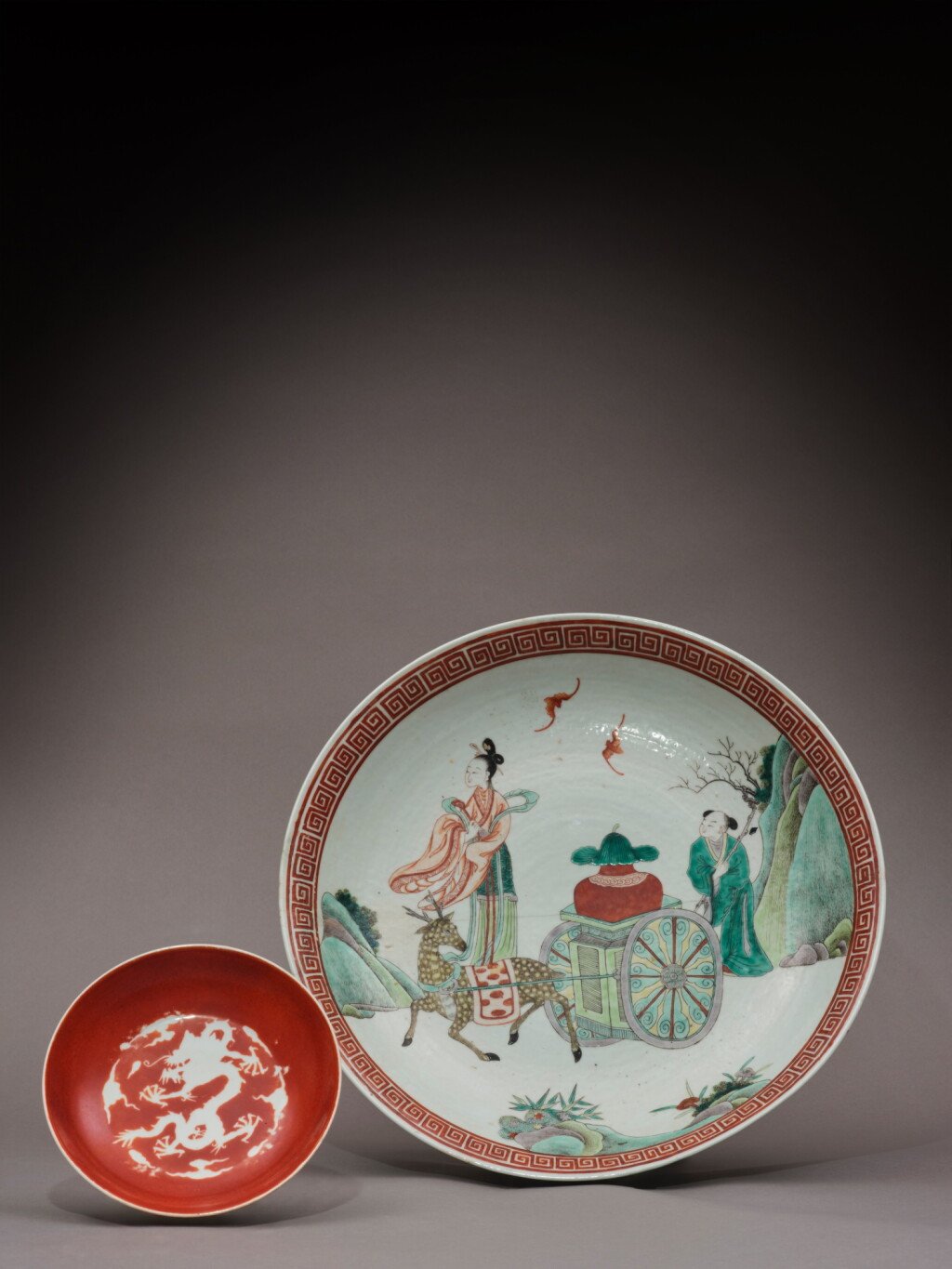 View full screen - View 1 of Lot 123. An iron-red reverse-decorated incised 'dragon' dish, Mark and period of Kangxi, and a large famille verte 'immortal' dish, 18th / 19th century | 清康熙 礬紅白地雲龍紋盤 《大清康熙年製》款 及 十八 / 十九世紀 五彩仙人圖大盤.