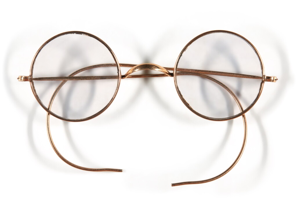 Voir en plein écran - Voir 1 du lot 38. JOHN LENNON | Pair of round Windsor spectacles.