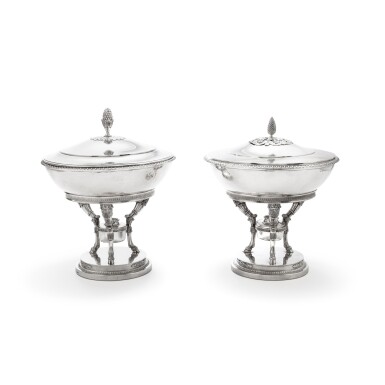 View full screen - View 1 of Lot 58. Two Swedish silver covered entree dishes and warming stands forming a pair, Erik Adolf Zethelius, Stockholm, circa 1820 | Deux légumiers couverts et leurs réchauds en argent formant paire par Erik Adolf Zethelius, Stockholm, vers 1820.