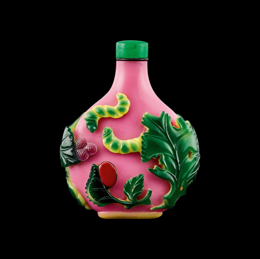View full screen - View 1 of Lot 1011. A four-colour overlay pink glass 'silkworms' snuff bottle, Yangzhou school, Qing dynasty, 19th century | 清十九世紀 揚州作粉紅地套四色料錦衣玉食圖鼻煙壺.