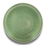 Plat en grès céladon Longquan Dynastie Ming, XVE siècle | 明十五世紀 龍泉窰青釉盤 | A large Longquan celadon dish, Ming Dynasty, 15th century