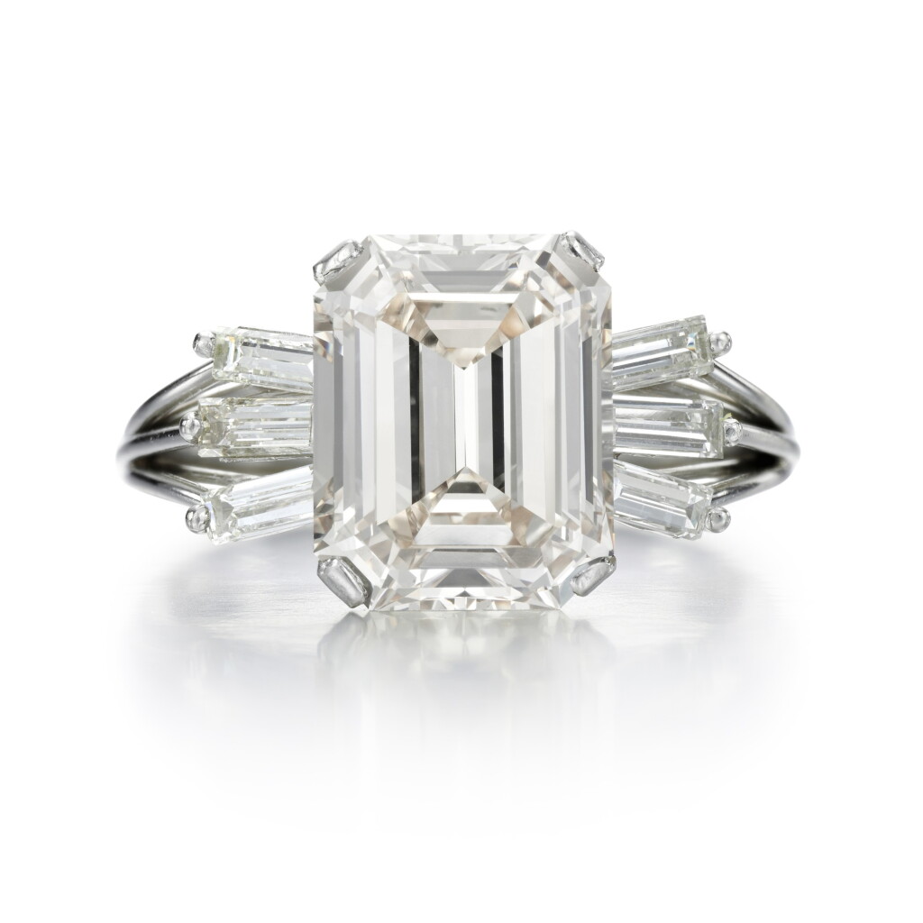 View full screen - View 1 of Lot 98. DIAMOND RING.