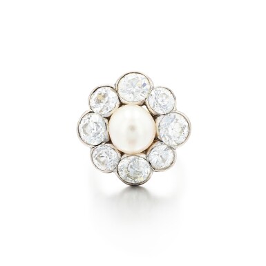 View full screen - View 1 of Lot 12. Bague perle fine et diamants | Natural pearl and diamond ring.