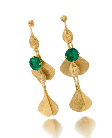 View full screen - View 1 of Lot 73. PAIR OF EMERALD PENDENT EARRINGS (PAIO DI ORECCHINI PENDENTI CON SMERALDI).
