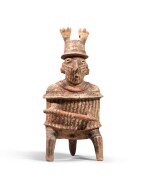 Guerrier assis, Nayarit, Mexique, 100 AV. J.-C.-250 AP. J.-C. | Nayarit seated figure of a warrior wearing a striped tunic, helmet and holding a club, Mexico, 100 BC-AD 250