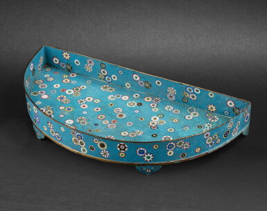 View full screen - View 1 of Lot 193. Bassin en bronze doré et émaux cloisonnés Dynastie Qing, XVIIIE-XIXE siècle | 清十八至十九世紀 掐絲琺瑯團花紋半月盆 | An unusual gilt-bronze and cloisonné enamel demi-lune 'flower balls' basin, Qing Dynasty, 18th-19th century.