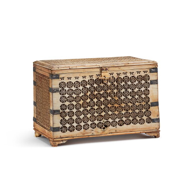 View full screen - View 1 of Lot 27. An openwork ivory box, with jewelled gold mounts, inset with small rubis, India, Mughal, 17th-18th century, mounts, 20th century | Petit coffret en ivoire ajouré, montures en or serti de cabochons en rubis, Inde, moghole, XVIIe/XVIIIe siècle et montures du XXe siècle.