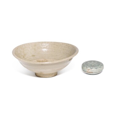 全螢幕檢視 - 查看48A celadon-glazed slip-deocrated box and cover, Goryeo dynasty, 13th / 14th century | 高麗 十三 / 十四世紀 青釉蓋盒 及青釉盌 一組兩件的1