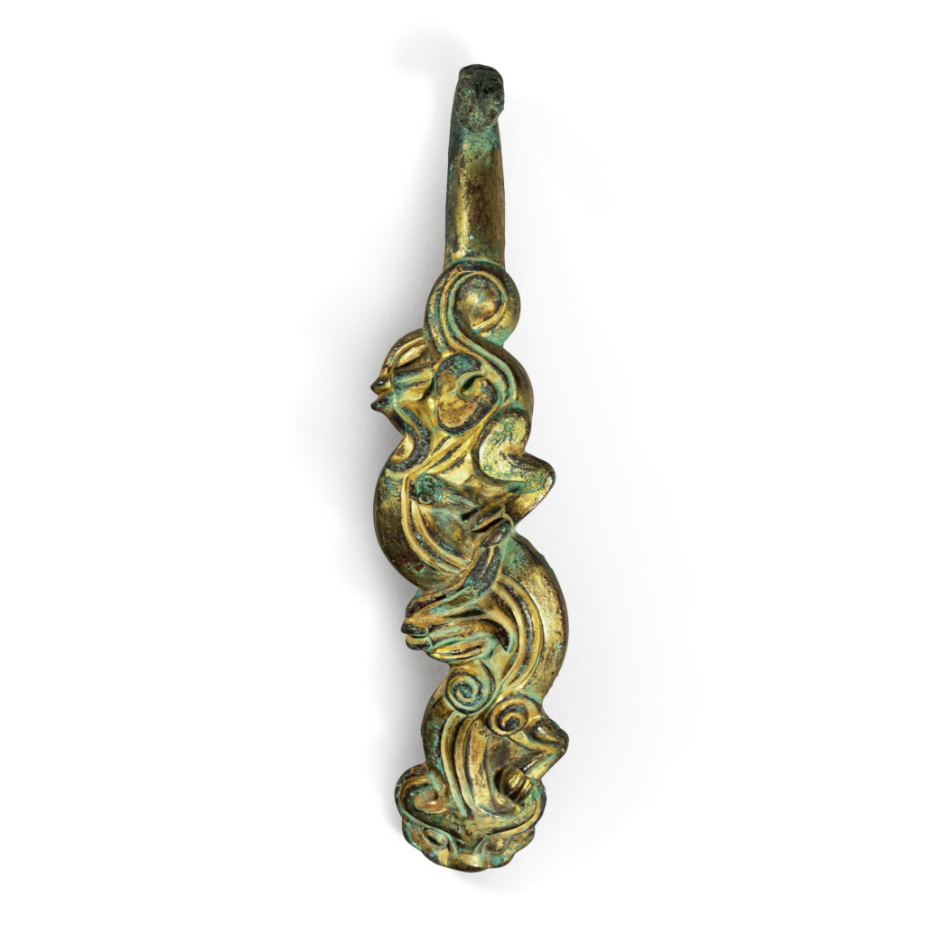 View full screen - View 1 of Lot 890. A gilt-bronze 'dragon and snake' belt hook, Warring States period / Han dynasty | 戰國 / 漢 銅鎏金龍降蛇紋帶鉤.