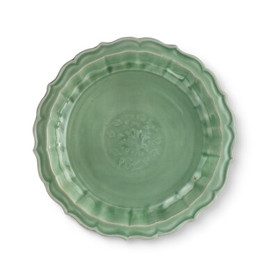 View full screen - View 1 of Lot 162. A 'Longquan' celadon-glazed barbed-rim 'peony' dish, Ming dynasty | 明 龍泉窰青釉印牡丹紋菱花式盤.