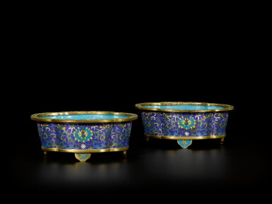 View full screen - View 1 of Lot 120. A pair of gilt-bronze and cloisonné enamel jardinières, Qing dynasty, Jiaqing period | 清嘉慶 掐絲琺瑯蓮紋海棠式花盆一對.