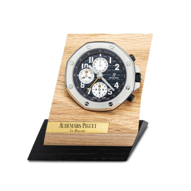 View full screen - View 1 of Lot 4005. AUDEMARS PIGUET | ROYAL OAK OFFSHORE, A STAINLESS STEEL ALARM DESK CLOCK WITH WOODEN STAND, CIRCA 2017.