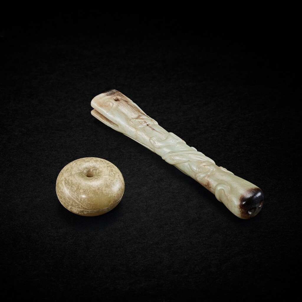 View full screen - View 1 of Lot 5640. A celadon jade 'dragon' fan handle and a celadon jade 'box' pendant, Ming dynasty 明 青玉龍紋扇柄及青玉盒型墜一組兩件.