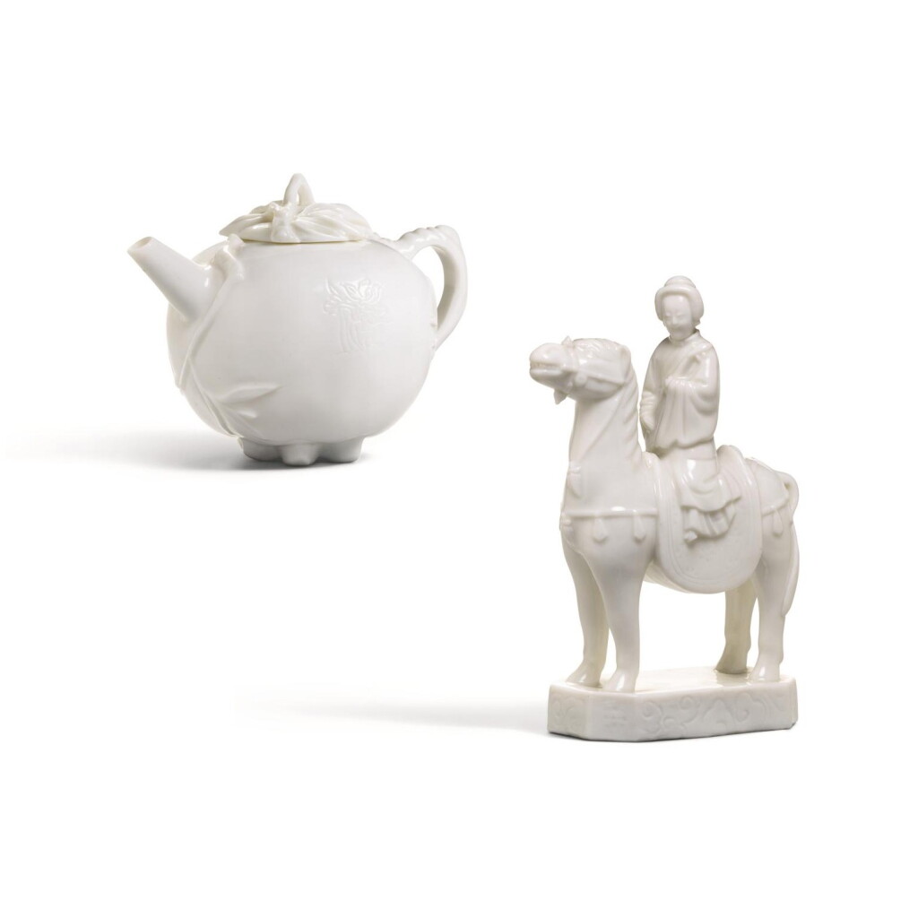 View full screen - View 1 of Lot 262. A DEHUA EQUESTRIAN FIGURE, QING DYNASTY | 清 德化白釉騎馬像 及 德化白釉茶壺 一組兩件.