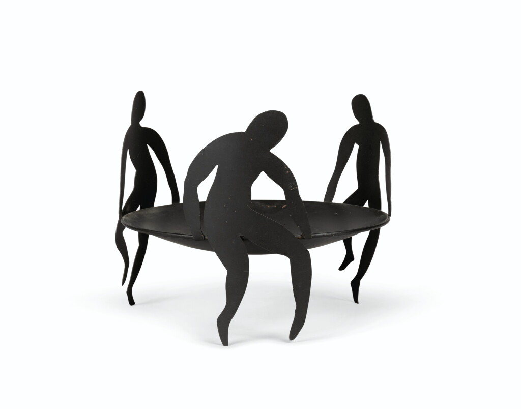 View full screen - View 1 of Lot 2186. A cup with three figures in the manner of Henri Matisse, circa 1980-1990 | Coupe soutenue par trois personnages dans le goût de Henri Matisse, vers 1980-1990.