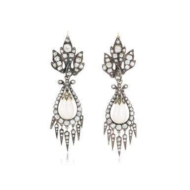 View full screen - View 1 of Lot 183. Paire de pendants d'oreille perles fines et diamants | Pair of natural pearl and diamond pendent earrings.