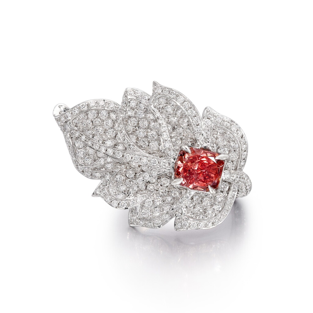 View full screen - View 1 of Lot 1821. Fancy Red Diamond and Diamond Ring | 1.06克拉 彩紅色鑽石 配 鑽石 戒指.