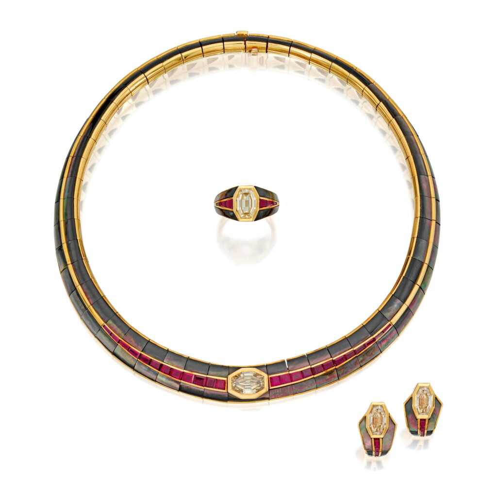 View full screen - View 1 of Lot 571. SUITE OF GOLD, MOTHER-OF-PEARL, RUBY AND DIAMOND JEWELS, PATEK PHILIPPE | 黃金鑲珍珠母配紅寶石及鑽石首飾套裝,Patek Philippe.
