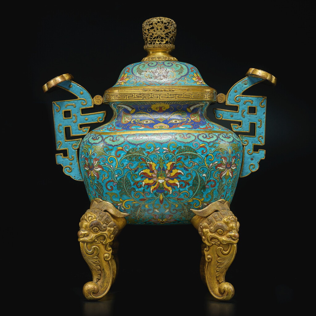View full screen - View 1 of Lot 17. A large cloisonné enamel censer and cover, Qing dynasty, Qianlong period | 清乾隆 銅胎掐絲琺瑯纏枝番蓮紋如意耳四足大蓋爐.