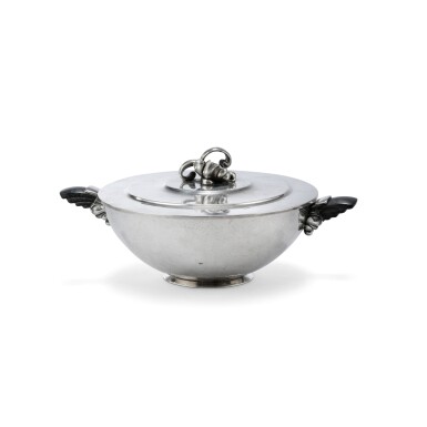 View full screen - View 1 of Lot 14. A silver covered bowl after Harald Nielsen design, Georg Jensen, Copenhagen, circa 1925-1930 | Legumier couvert en argent d'après Harald Nielsen par Georg Jensen, Copenhague, vers 1925-1930.