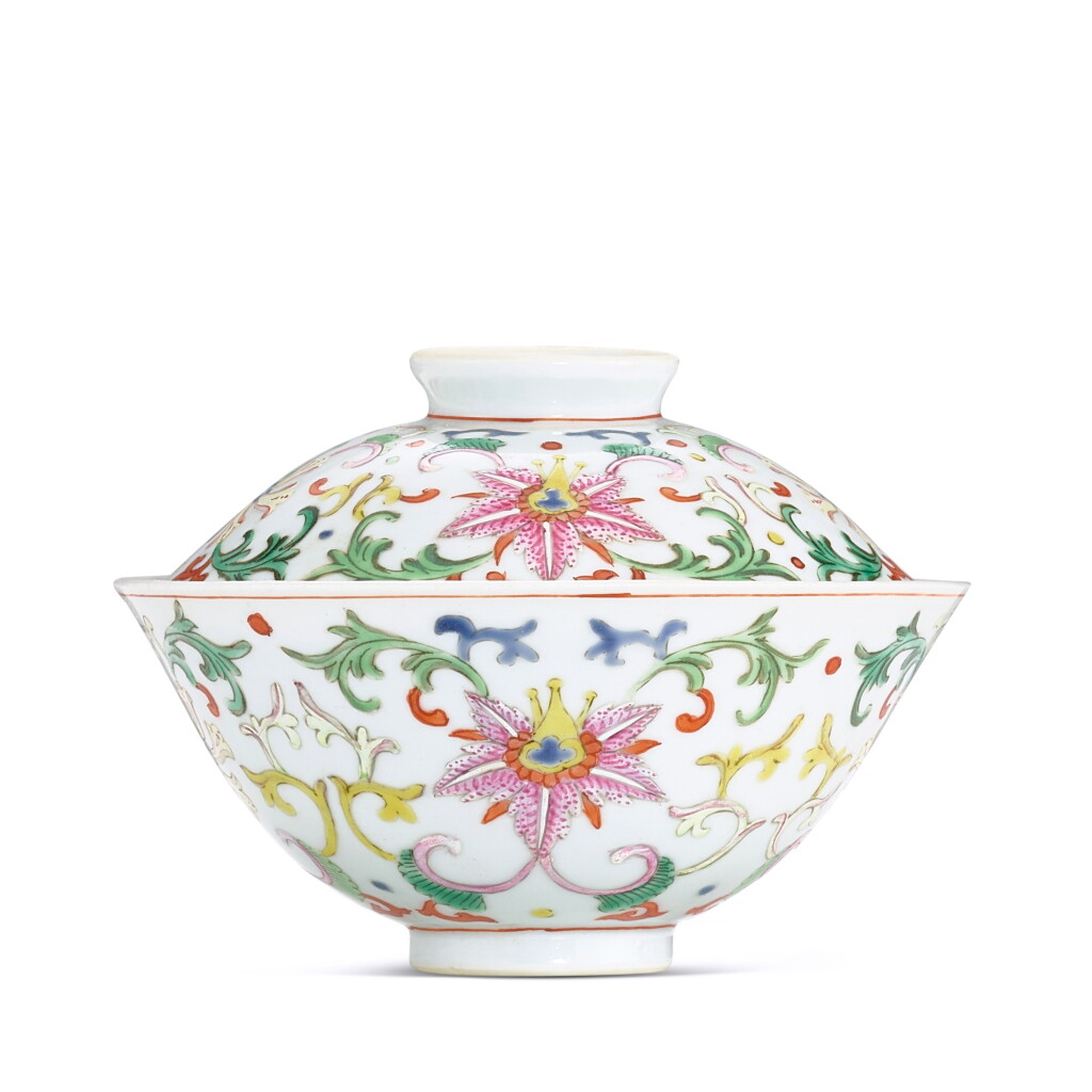 View full screen - View 1 of Lot 418. A famille-rose 'floral' bowl and cover, Qing dynasty, 19th century 清十九世紀 粉彩折枝花卉紋蓋盌 《大清乾隆年製》仿款.