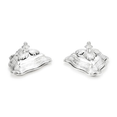 View full screen - View 1 of Lot 44. An important pair of silver triangular covered dishes from the Mecklenburg-Schwerin service, apparently unmarked, attributed to Carl Gustav Hallmuth Saint Petersburg circa 1774 | Importante paire de plats et cloches triangulaires en argent du service de Mecklenburg-Schwerin, apparemment non poinçonnées, attribuées à Carl Gustav Hallmuth Saint-Pétersbourg vers 1774.