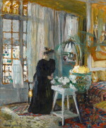 Madame Arthur Fontaine en noir devant la fenêtre