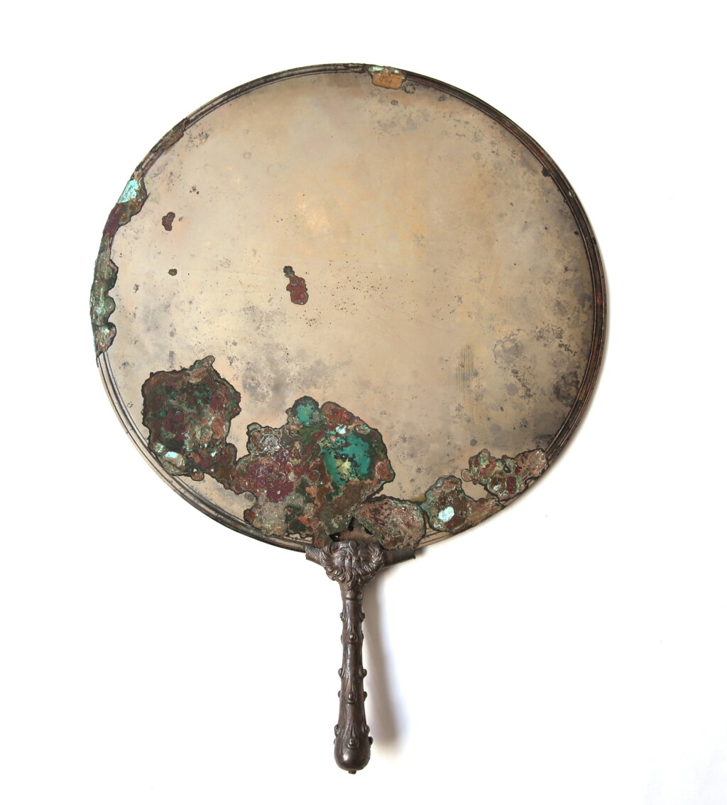 View full screen - View 1 of Lot 3. AN ANTIC SILVER HAND MIRROR, ROME, EARLY 1RST CENTURY AD | MIROIR À MAIN EN ARGENT, ROME IMPÉRIALE, DÉBUT DU IER SIÈCLE AP. J.C..